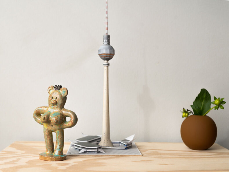 Eine Skulptur aus Steinzug Berliner Bärin mit Krone von Peter Stemmler bei filipok Berlin