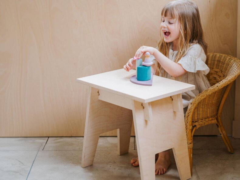 Grimms HARU-Hocker in Berlin bei filipok Kindermöbel kaufen aus Birkensperrholz, minimalistisches Design