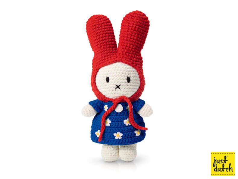 Miffy gehäkeltes Kuscheltier blau rotes Outfit | just dutch